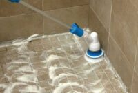 membersihkan lantai kamar mandi bayclin dijamin bersih