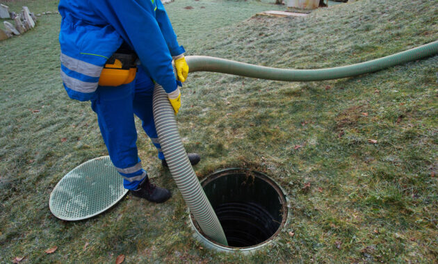 Bisnis jasa sedot WC menawarkan layanan penting dalam membersihkan saluran pembuangan dan septictank toilet yang penuh.