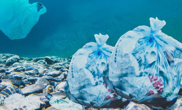 bahayanya sampah plastik