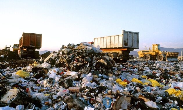 dampak sampah plastik bisa menurunkan kesuburan tanah