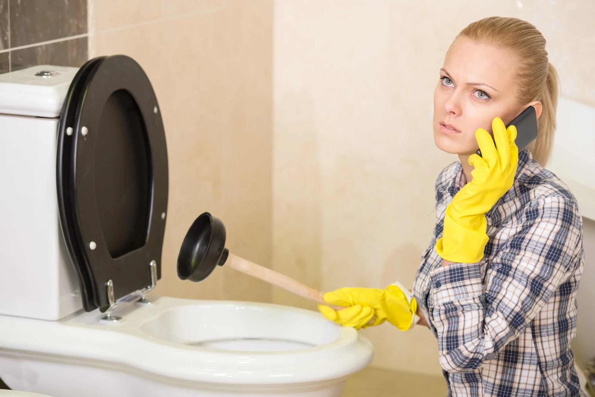 cara-membersihkan-wc-mampet