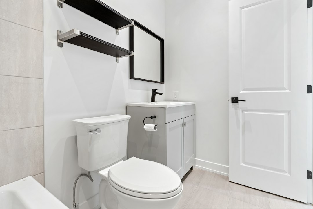 Kamar mandi rumah dengan WC yang perlu diperiksa karena mampet berulang